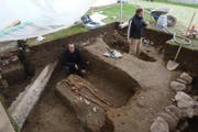 Archäologen bei den Gräbern unmittelbar beim Chor der 1000-jährigen Stiftskirche. (Bild: pd)
