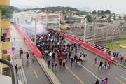 FC Basel - Fans auf dem Weg vom Bahnhof über die Langensandbrücke zum Stadion. (Bild: Mario Seger)