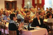Monika Rüegger (rechts) wird im Hotel Metzgern in Sarnen zur neuen Parteipräsidentin der SVP Obwalden gewählt. (Bild Roger Zbinden)