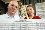 Die beiden Musiklehrer Roland Dahinden und Jasmin Lötscher proben mit der Big Band der Musikschule den «Jazz Night Zug Jingle». (Bild Werner Schelbert)