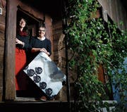 Heidi Müller (rechts) mit einem ihrer Ausstellungsstücke, daneben die Hausherrin Silvana Hürlimann. (Bild: Stefan Kaiser (Walchwil, 5. Dezember 2017))