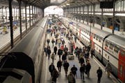 Reisende im Bahnhof Luzern. (Archivbild Adrian Stähli/Neue LZ)