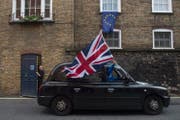 Ein britischer Taxifahrer freut sich über die Loslösung von der EU. Eine Mehrheit in Schottland und Nordirland stellte sich allerdings gegen den Brexit. (Bild: Keystone/Hannah MckKay)