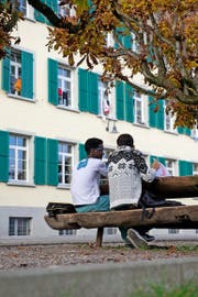 Meluki (17) aus Eritrea und Mesad (15, rechts im Bild) aus Afghanistan lernen gemeinsam Deutsch im Sonnenhof in Emmenbrücke. (Bild Dominik Wunderli)