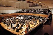 Weihnachtssingen mit Luzerner Chören und Sinfonieorchester im KKL: Grossaufgebot für die drei Engel des Voralpentheaters (auf der Orgelempore Hanna Neidhart, Neve Regli und Moritz Suter). (Bild: Boris Bürgisser)