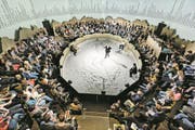 WELTZUSTAND DAVOS (STAAT 4) von Rimini Protokoll (Haug, Kaegi) Urauffuhrung Premiere 12. Januar, Schauspoîelhaus Zürich, Schiffbau/Box Regie Rimini Protokoll (Haug, Kaegi) / Bühne Dominic Huber / Musik Tomek Kolczynski / Video Mikko Gaestel / Dramaturgie: Imanuel Schipper, Karolin Trachte Mit Hans Peter Michel, Ganga Jey Aratnam, Sofia Sharkova, Cécile Molinier, Otto Brändli (Bild: Tanja Dorendorf/PD)