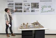Eine Studentin präsentiert ein Projekt für das Seehotel Kastanienbaum. (Bild: PD/Markus Käch)