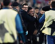 Stilsicher: Basel-Trainer Raphael Wicky (mit Brille). (Bild: Urs Lindt/Freshfocus (Basel, 22. November 2017))