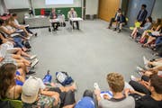 Die beiden Referenten erzählten von der Geschichte des Landes - insbesondere von wirtschaftshistorischen Entwicklungen. (Bild: Patrick Hürlimann/Zuger Zeitung, Zug, 17. Mai 2017)