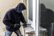 Ein Einbrecher versucht in eine Wohnung einzudringen (gestellte Szene). (Bild: Imago)