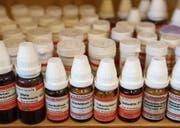 Setzen Krebspatienten ausschliesslich auf Alternativmedizin, ist ihre Überlebenschance gemäss einer neuen Studie geringer. (Bild: Getty)