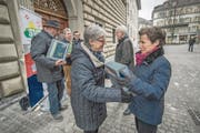 SVP-Präsidentin Angela Lüthold (links) überreicht Kathrin Graber vom Kanton einen Teil der Unterschriften. (Bild: Pius Amrein (Luzern 7. Februar 2018))