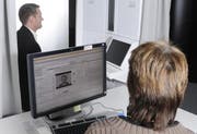 Im Zuger Passbüro werden die biometrischen Daten eines Antragstellers erfasst. (Bild Dominik Hodel/Neue ZZ; gestellte Szene)