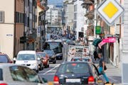 Zu Stosszeiten gibt es in der Innenstadt zwar nach wie vor viel Verkehr, wie das Bild der Neugasse zeigt. Tendenziell sinkt das Verkehrsaufkommen aber. (Archivbild Stefan Kaiser)