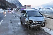 Dieses Auto wurde am Montag Morgen bei einem Selbstunfall stark beschädigt. Der Lenker erlitt leichte Verletzungen. (Bild: Kantonspolizei Nidwalden)