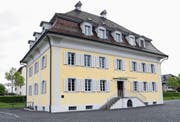 Erst vom See her betrachtet erkennt man die beeindruckenden Dimensionen des einstigen Bürgerasyls. 1812 wurde das Bauwerk mit wuchtigem Mansardwalmdach vom Tiroler Baumeister Melchior Schellhammer errichtet.