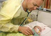 Thomas Neuhaus, Chefarzt der Kinderklinik, bei der Untersuchung eines Säuglings. (Bild Chris Iseli/Neue LZ)