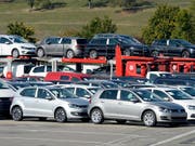 Im ersten Halbjahr 2016 sind in der Schweiz weniger Autos verkauft worden als im Vorjahr. (Archiv) (Bild: KEYSTONE/WALTER BIERI)