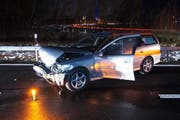 Das Auto des 33-jährigen Lenkers, nachdem er mit der Leitplanke kollidierte. (Bild: PD)