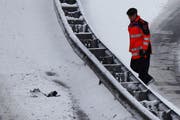 Einige Trümmer landeten auf der Gegenfahrbahn. (Bild: Geri Holdener / Bote der Urschweiz)