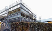 Das neue Schulhaus lässt die Verschuldung stark zunehmen. (Bild: Werner Schelbert (Neuheim, 5. November 2017))