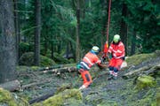 Flughelfer bereiten einen Helikopter-Transport vor. (Symbolbild) (Bild: PD/Fabrizio Vignali)