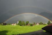 Doppelter Regenbogen, fotografiert in Giswil. (Bild: Leserbild Hedi Amgarten)