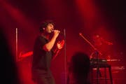 Riss sein Publikum mit: James Gruntz am Freitag in der Chollerhalle. (Bild: Maria Schmid)
