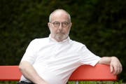 Thomas Hürlimann sagt über seine neue Komödie, sie sei in einem herbstlichen Unterton geschrieben. (Bild: Urs Flüeler / Keystone (Luzern, 9. Juni 2015))