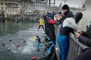 Beim traditionellen Luzerner Silvesterschwimmen stürzen sich Abenteuerlustige in die kalte Reuss. (Bild: Archiv Neue LZ / Pius Amrein)