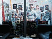 Mila Stutz (links) ist eine von aktuell zehn Rischer Schlüsselpersonen. Werner Lehmann, Bereichsleiter Jugend und Gesellschaft, und Koordinatorin Susana Zingg sind von der Notwendigkeit des Projekts überzeugt. (Bild: Stefan Kaiser (Rotkreuz, 22. Februar 2017))