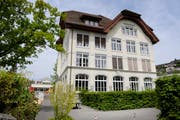 Das Schulhaus Hofmatt in Horw. (Bild: Archiv Pius Amrein / Neue LZ)