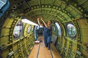 Flugzeugmechaniker Kevin Schuler bei der Produktion eines PC-12. (Bild: Dominik Wunderli (Stans, 27. April 2017))