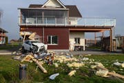 Der Lenker beschädigte das Haus massiv. (Bild: Staatsanwaltschaft Luzern)