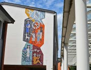 Hans Potthofs Mosaik an der Turnhalle Städtli in Cham verkündet eine Friedensbotschaft. Bild: Andreas Faessler (28. Juli 2016)