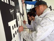 Kilian Wigger (vorne) und Kevin Birrer beleben die nächtliche Fassadenlandschaft. (Bild: PD/Luzernermaler)
