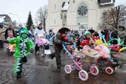 Ein Kopf-an-Kopf-Rennen: die Schesipiloten am Güdisdienstag auf der Rennstrecke im Dorfkern von Escholzmatt. (Bild Roger Zbinden/Neue LZ)