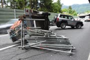 Der Anhänger hatte Gerüstteile geladen. (Bild: Kantonspolizei Nidwalden)
