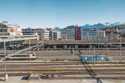 Die Idee eines Bushofs über den Rangiergleisen beim Bahnhof kommt seit den 1990er-Jahren immer wieder aufs Tapet. (Bild: Nadia Schärli (Luzern, 26. Oktober 2017))