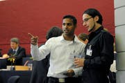 SP-Kantonsrat Lathan Suntharalingam (links) im Gespräch mit Hasan Gandan (JUSO). (Bild: Archiv Pius Amrein / Neue LZ)
