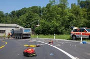 Polizei und Feuerwehr sind nach der Rettung des Motorroller-Fahrers daran, Spuren zu sichern und ausgelaufenes Benzin zu binden. (Bild: Freiwillige Feuerwehr Zug FFZ)