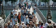 Durchschnittlich überqueren 13 300 Personen pro Tag den Rathaussteg. (Bild: Dominik Wunderli (Luzern, 21. Juli 2017))
