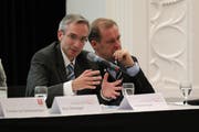 Werden künftig enger zusammenarbeiten: Urs Baumberger, Direktor des Kantonsspital Nidwalden (links) und Benno Fuchs, Direktor des Kantonsspital Luzern. (Bild: Roger Grütter / Neue LZ)
