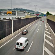 Die Autobahn aus dem gleichen Blickwinkel vom heutigen Nordportal des Tunnels Schlund aus gesehen. (Bild Pius Amrein)