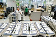 Ein Blick in die Produktion bei Landis+Gyr in Zug. (Bild: Stefan Kaiser / Neue ZZ)