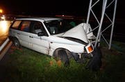 An der Unfallstelle liess der Fahrer sein Auto stehen, ohne sich um den Schaden zu kümmern. (Bild: Zuger Polizei)
