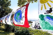An vielen Orten in der Stadt wehen die bunt bemalten Fahnen als Mahnung zu Toleranz. (Bild: Werner Schelber/Neue ZZ)