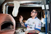 Ein bisschen Show muss sein in seinem Lokal in Meilen ZH. Viel wichtiger aber noch ist für den 256-fach preisgekrönten Pizzaiolo Raffaele Tromiro die Qualität der Zutaten. (Bild: Boris Bürgisser / Neue LZ)