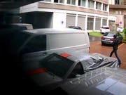 Aufnahme einer Überwachungskamera: Wer hat diesen Unbekannten am Freitagmittag gesehen? Die Zuger Polizei sucht Zeugen. (Bild: Zuger Polizei)