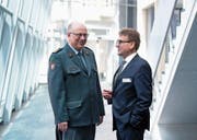 Philippe Rebord, Chef der Armee (links), im Gespräch mit dem Zuger Sicherheitsdirektor Beat Villiger. (Bild: Maria Schmid (Zug, 3. Mai 2017))
